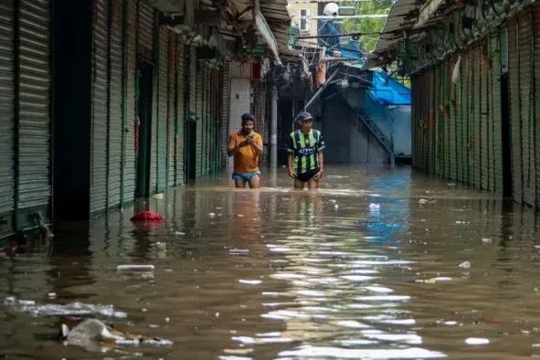 கொட்டித் தீர்க்கும் கனமழை; டெல்லிக்கு ‘சிவப்பு எச்சரிக்கை’
