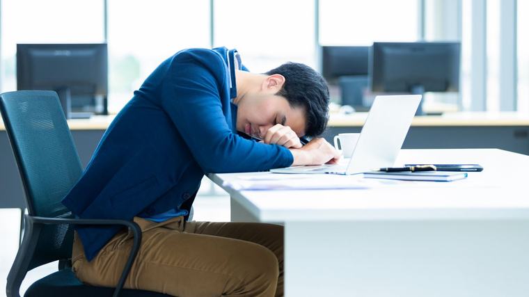 Fresh grad earning S$6.5k a month wonders if climbing the corporate ladder is really worth it