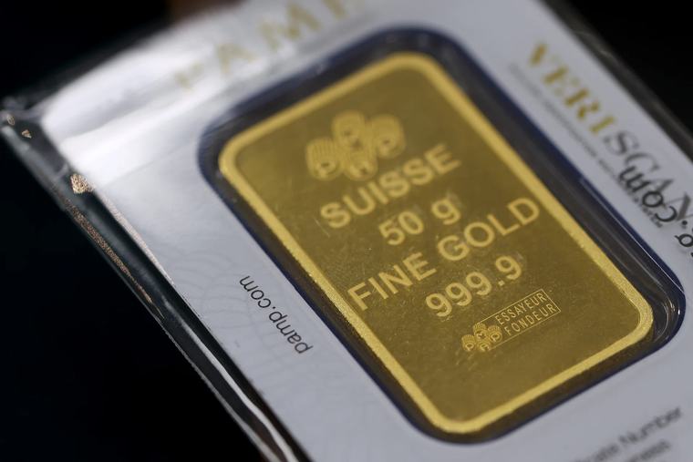 Gold holds decline as traders weigh prospects for US Fed rate hike