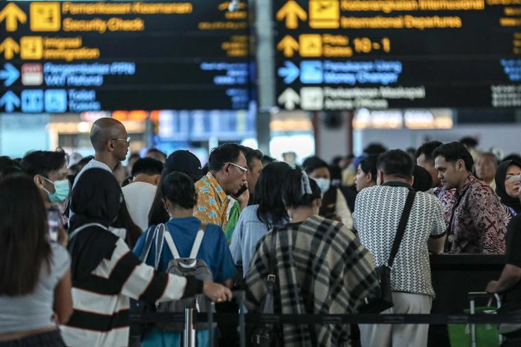 Jakarta airport closure extended as Anak Krakatau eruption disrupts flights