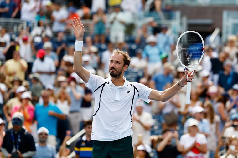Medvedev's strong form continues with convincing win over Rinderknech