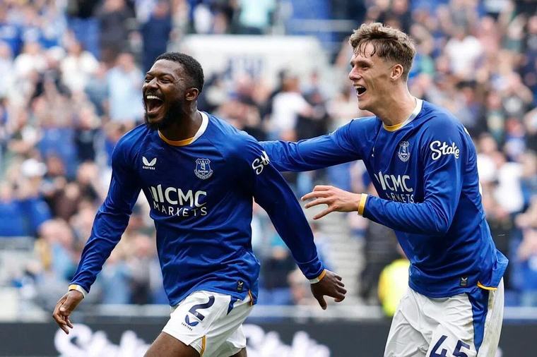 Ainsley Maitland-Niles screamer earns Everton 2-2 draw with Manchester United