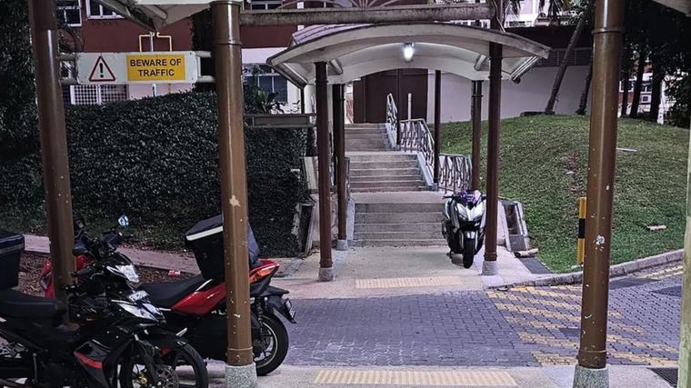 Strengthen enforcement: Residents raise concern over several illegally parked motorcycles blocking passageway, sparking safety concerns for people