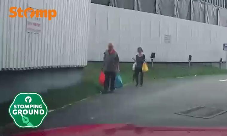 Stomper worried to see elderly couple struggling with heavy groceries in Tampines, advises how to avoid ‘recipe for pain’