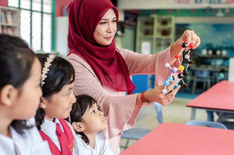 Guru bukan sekadar penyampai ilmu
