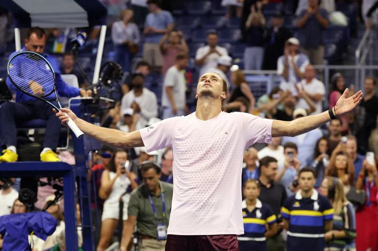 Zverev soaks up pressure to advance, rain plays spoilsport at US Open