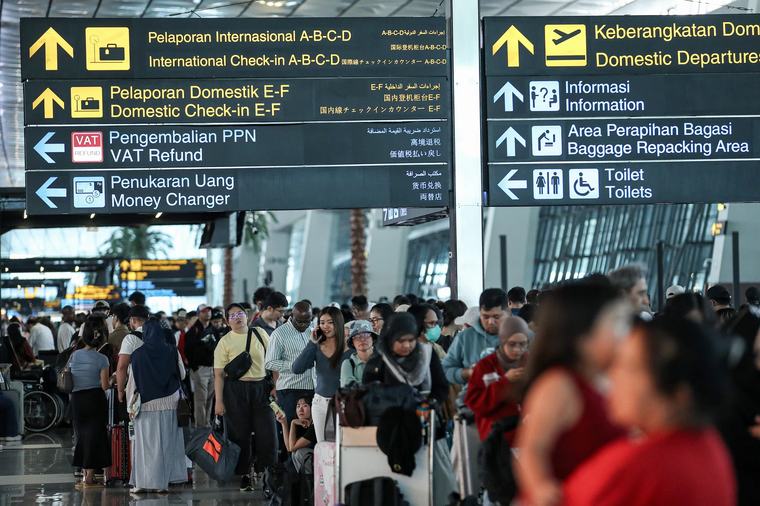 Seven Indonesian airports remain shut due to volcanic ash from Anak Krakatau