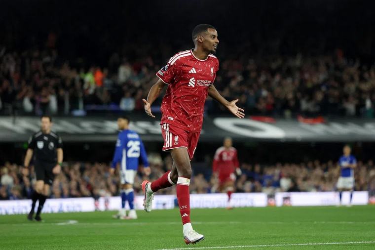 Early Alexander Isak double leads Liverpool to victory at Ipswich