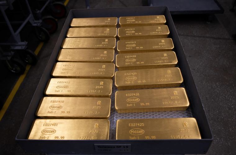 Gold slips as renewed Mideast tensions keep Fed hike bets alive
