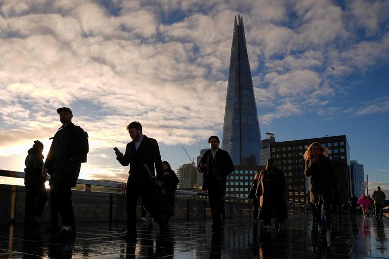 UK economic outlook improves but firms wary of investment, BCC says