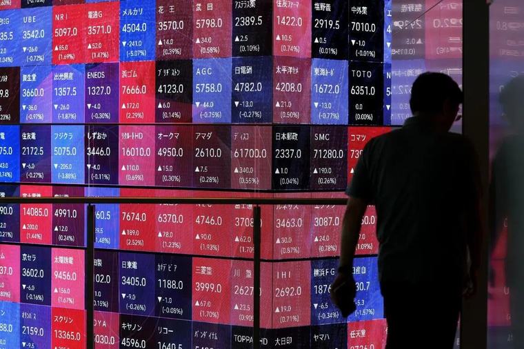 Tech shares lead gains in Asian stocks, oil rises
