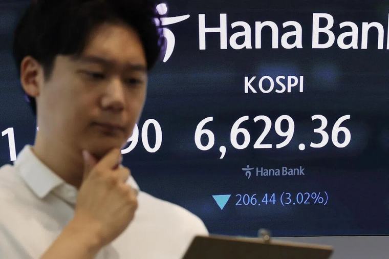 Asian markets tumble as US-Iran fighting lifts oil and bond yields
