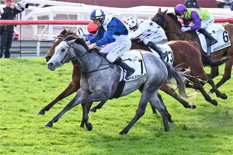My Gladiola scores emotional win in Moir Stakes at Sandown